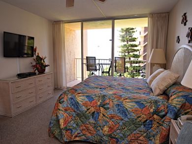 Lahaina Beachfront  Studio Communal Pool Sleeps Three Guests